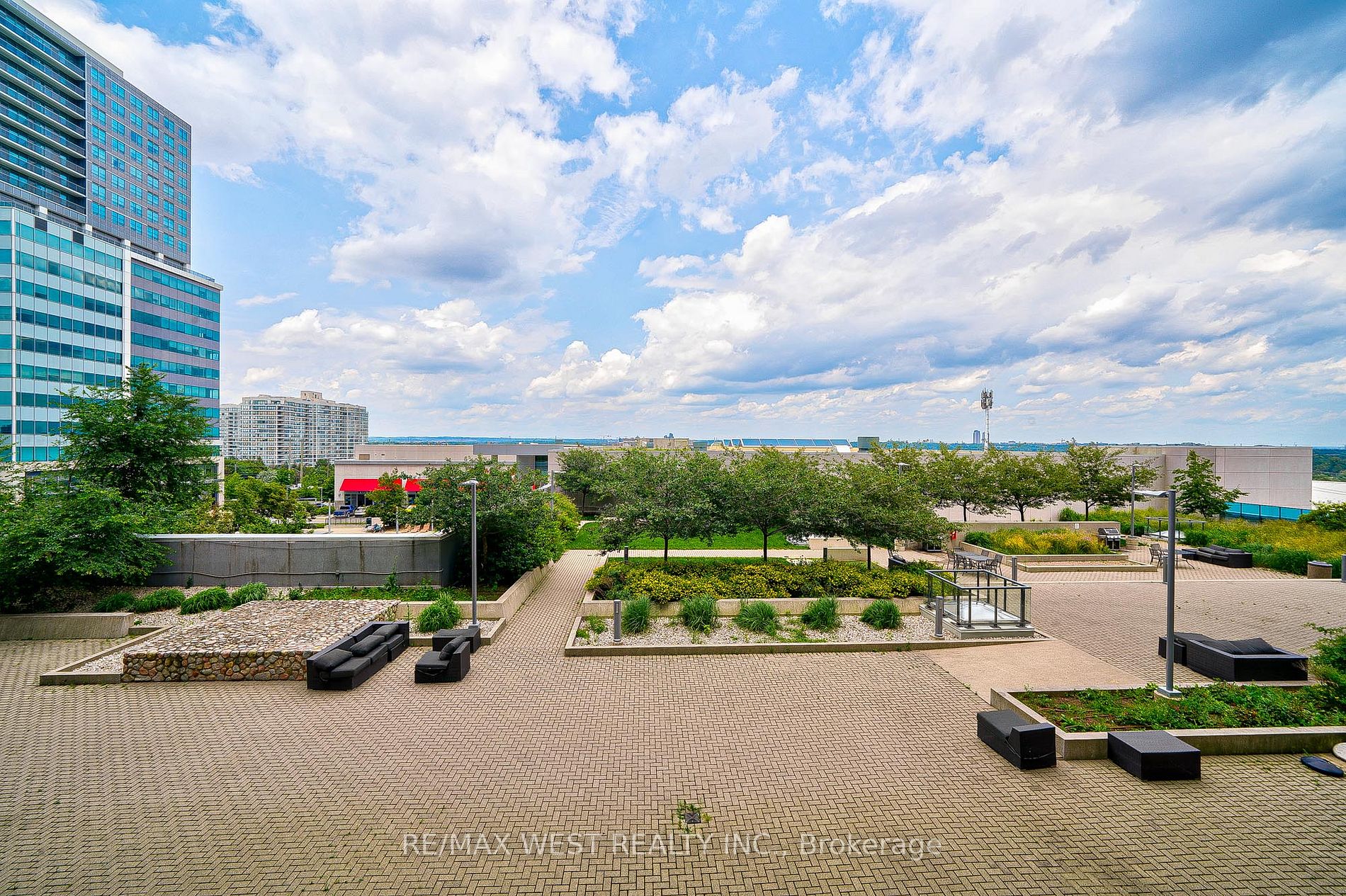 7167 Yonge St, #407