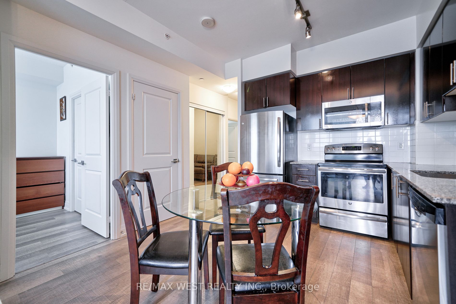 7167 Yonge St, #407