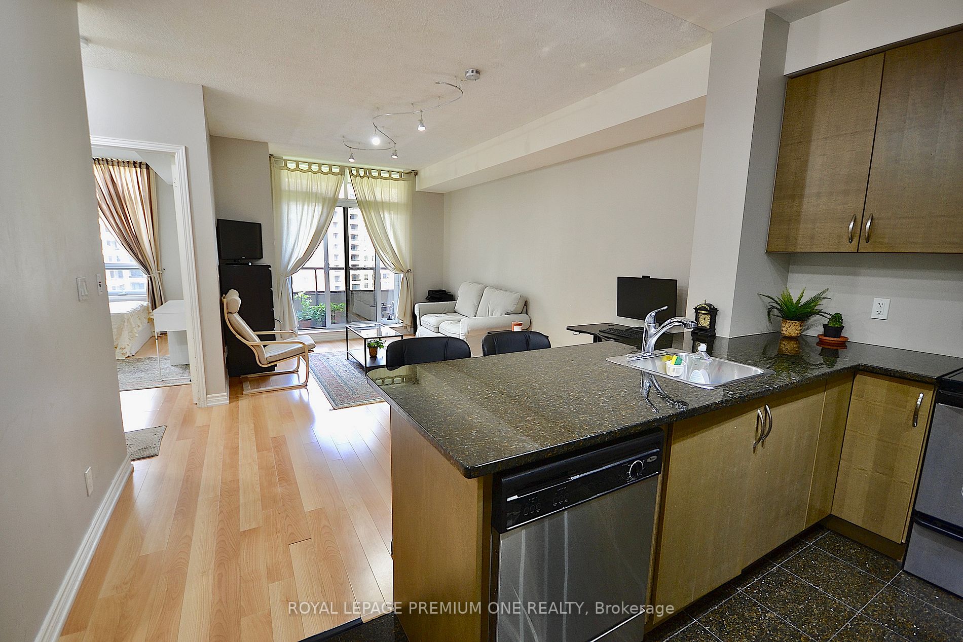 9225 jane Street, #806