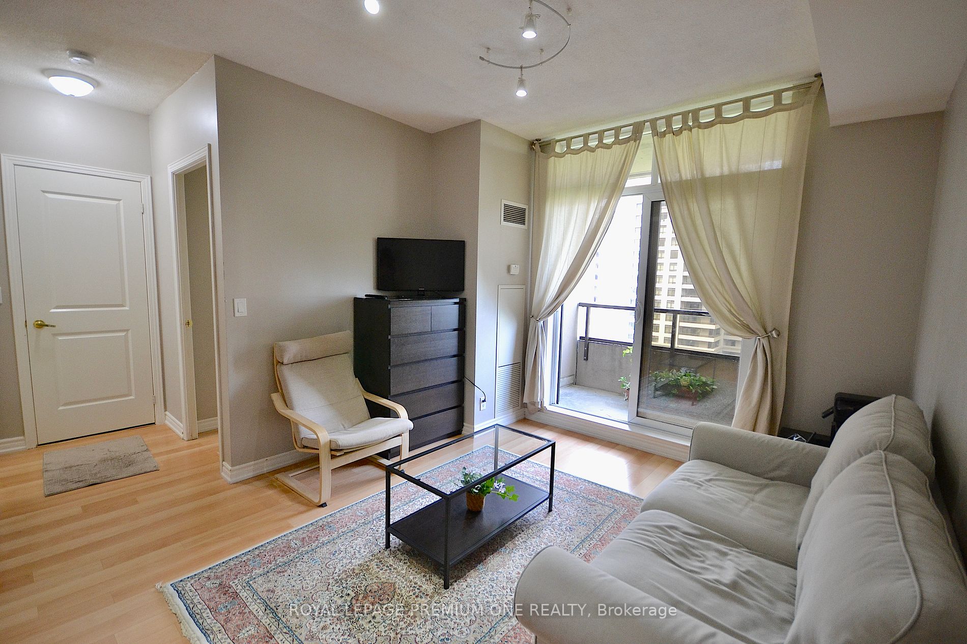 9225 jane Street, #806