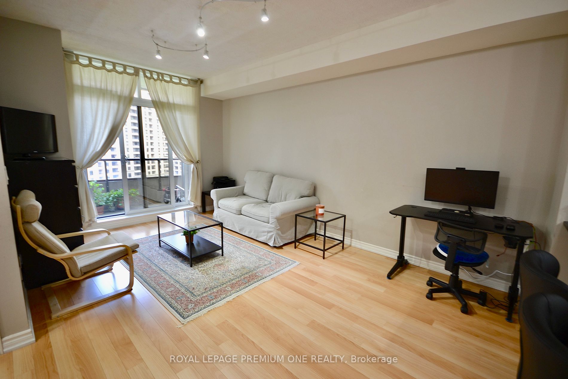 9225 jane Street, #806