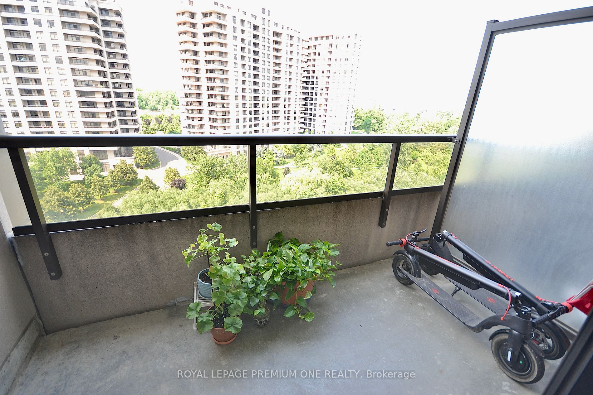 9225 jane Street, #806