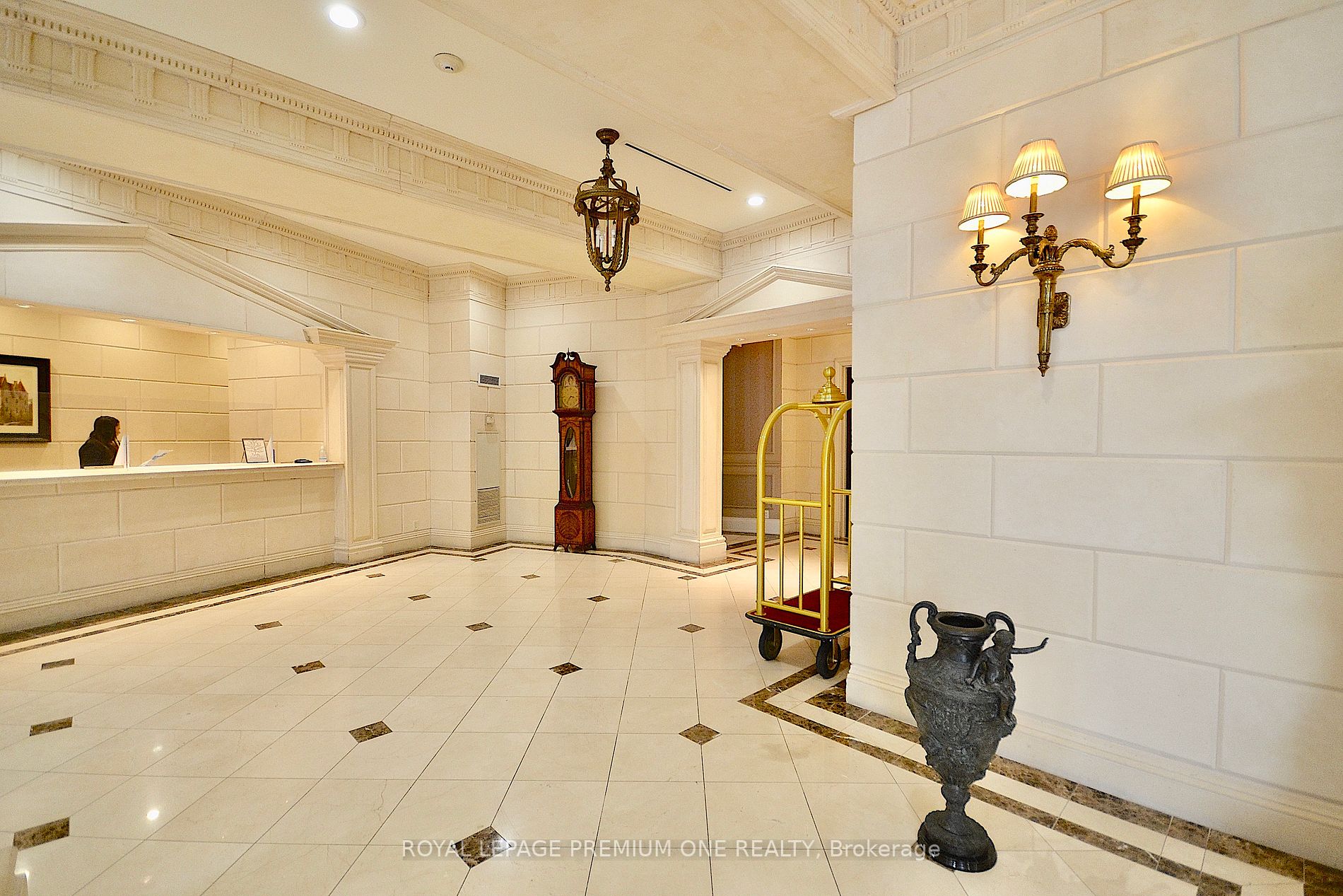 9225 jane Street, #806