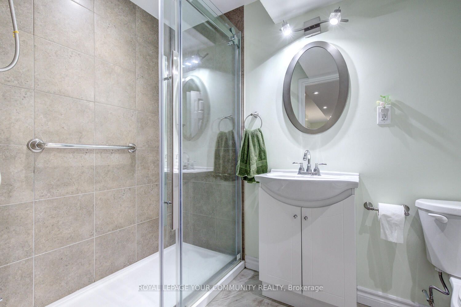 71 Queensbridge Dr