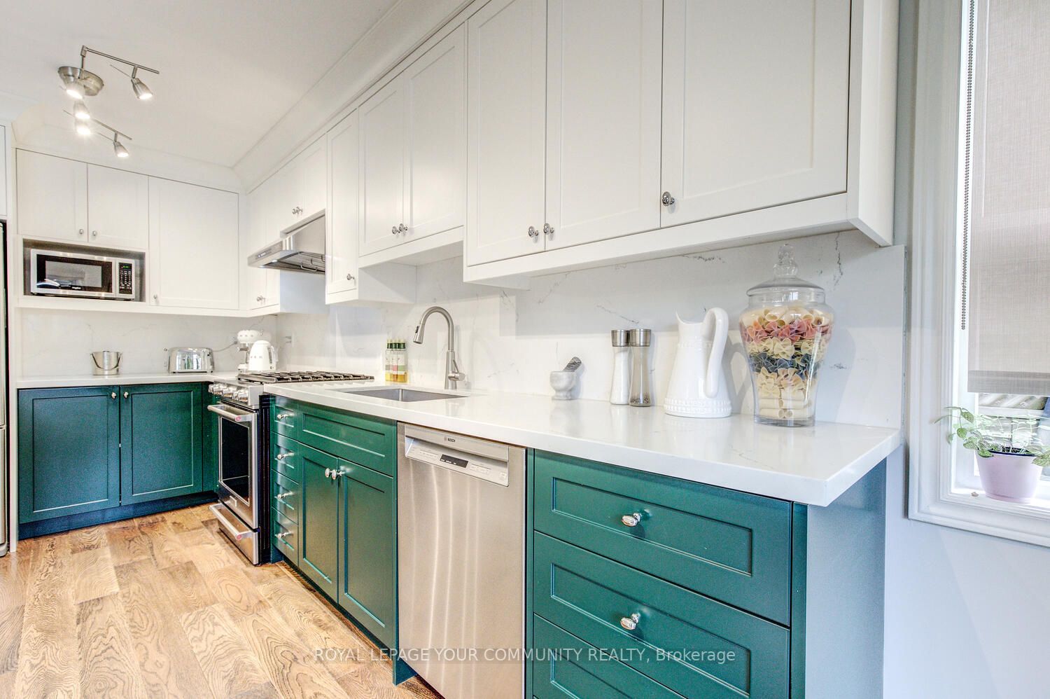 71 Queensbridge Dr