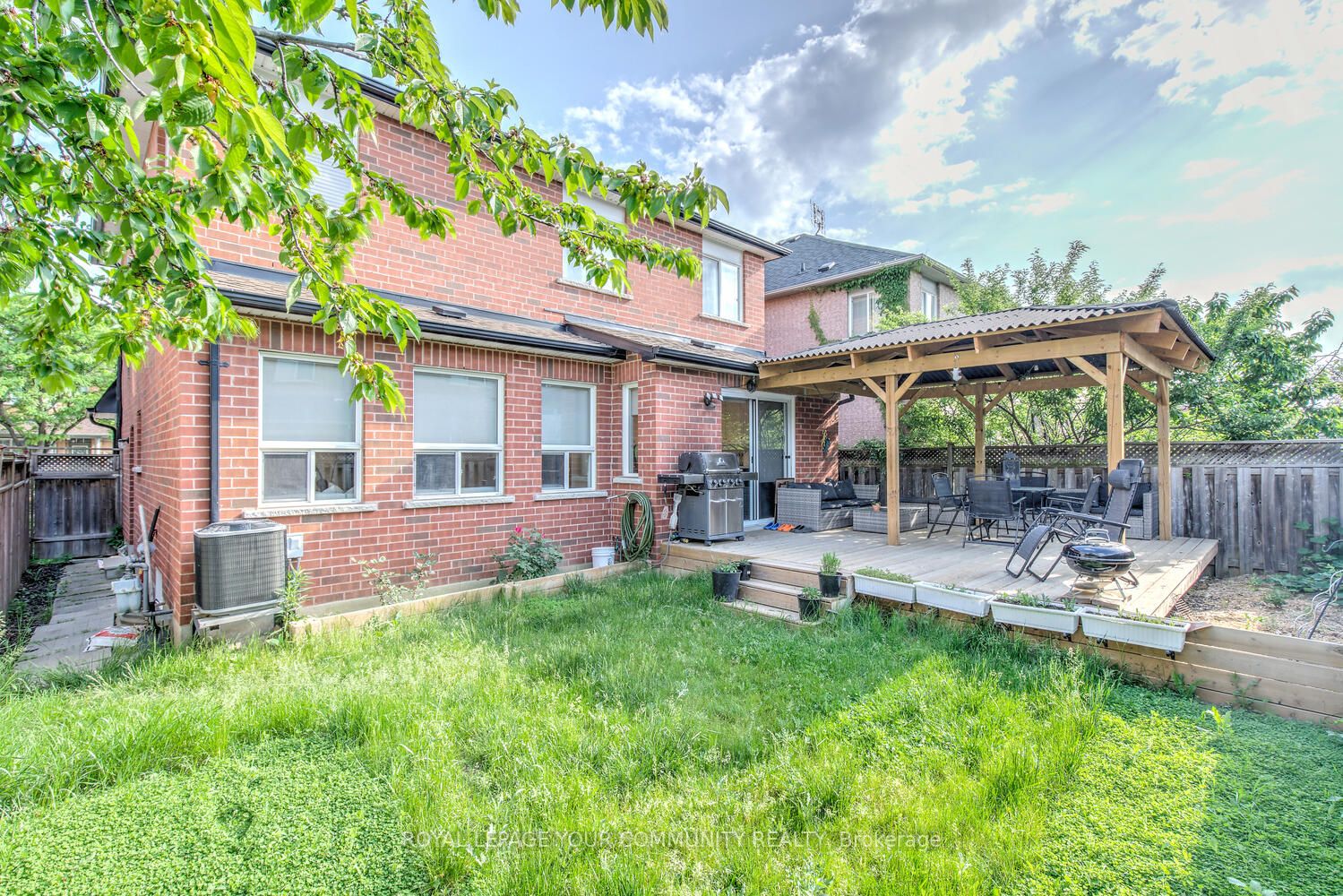71 Queensbridge Dr