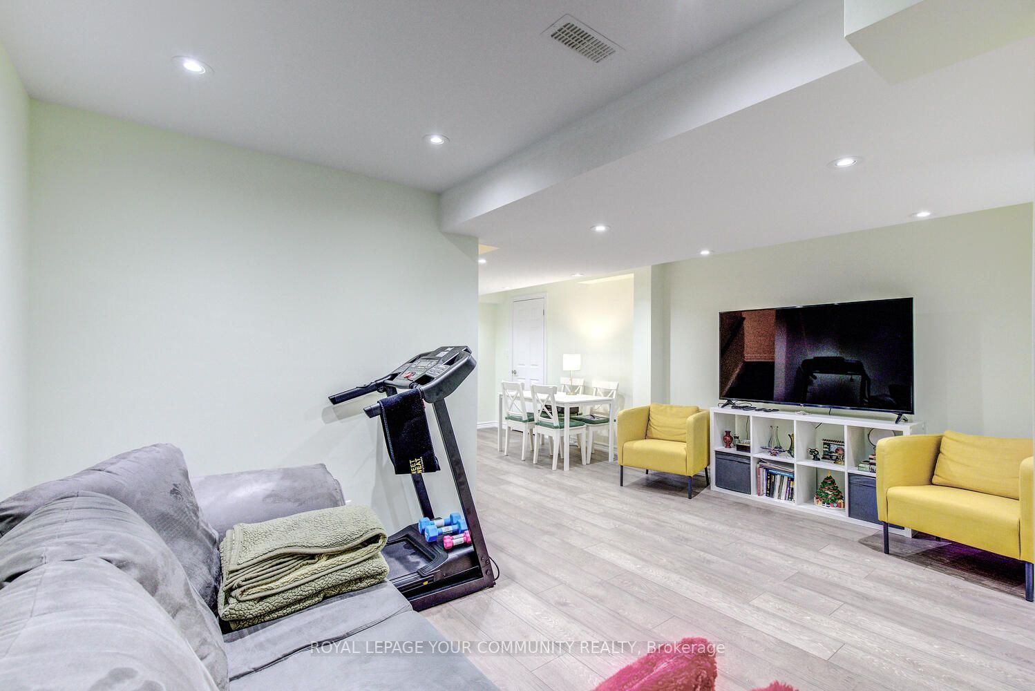 71 Queensbridge Dr