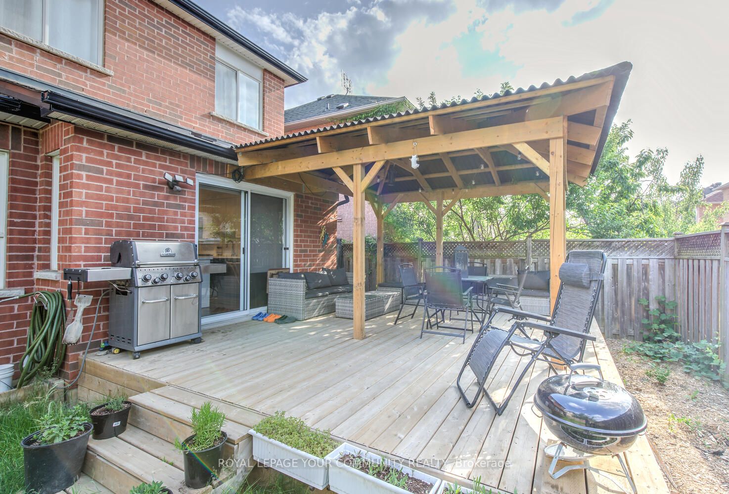 71 Queensbridge Dr