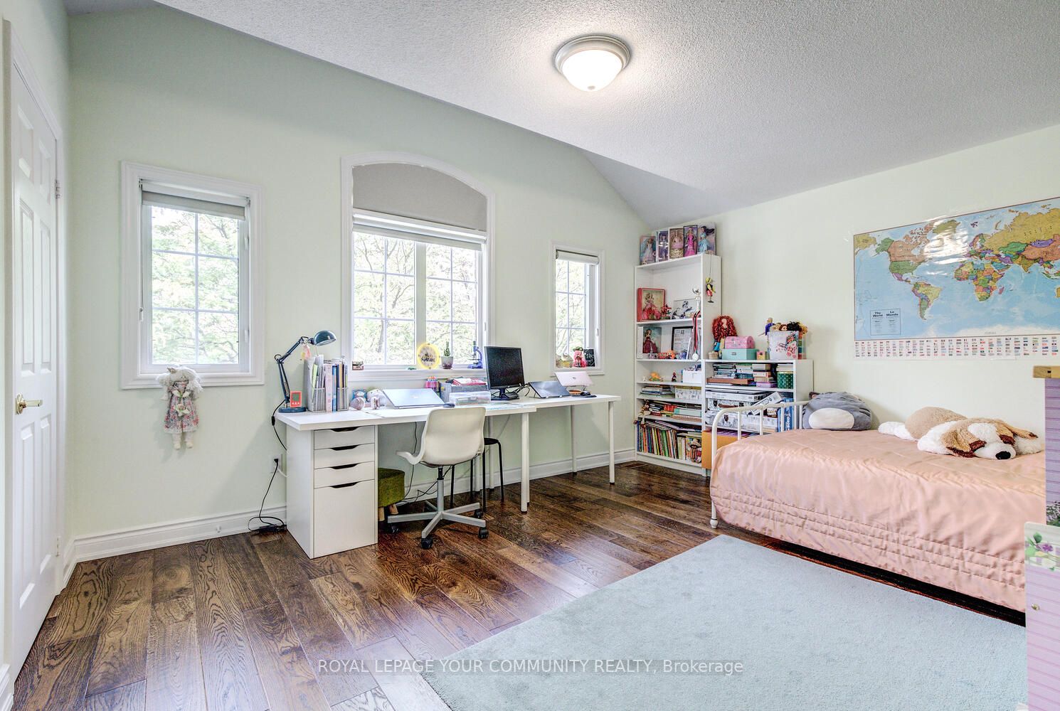 71 Queensbridge Dr