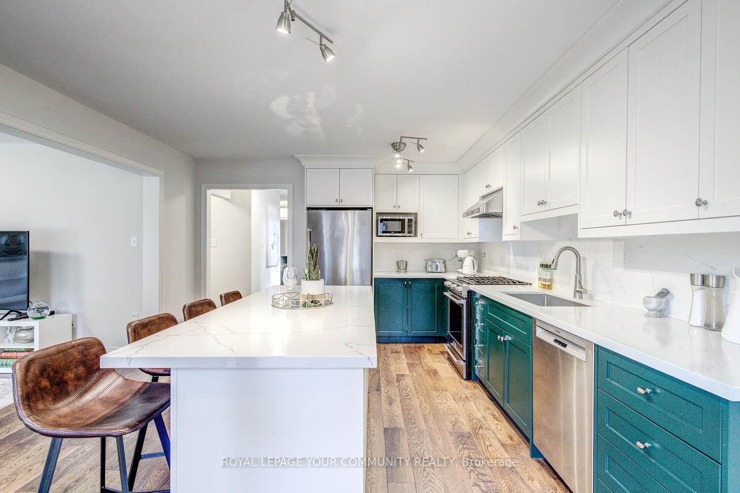 71 Queensbridge Dr