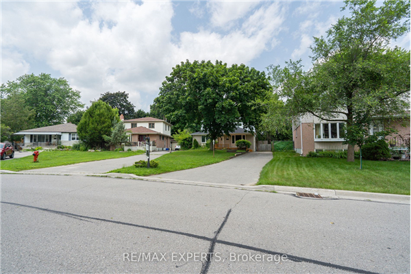 46 Collins Cres, Aurora