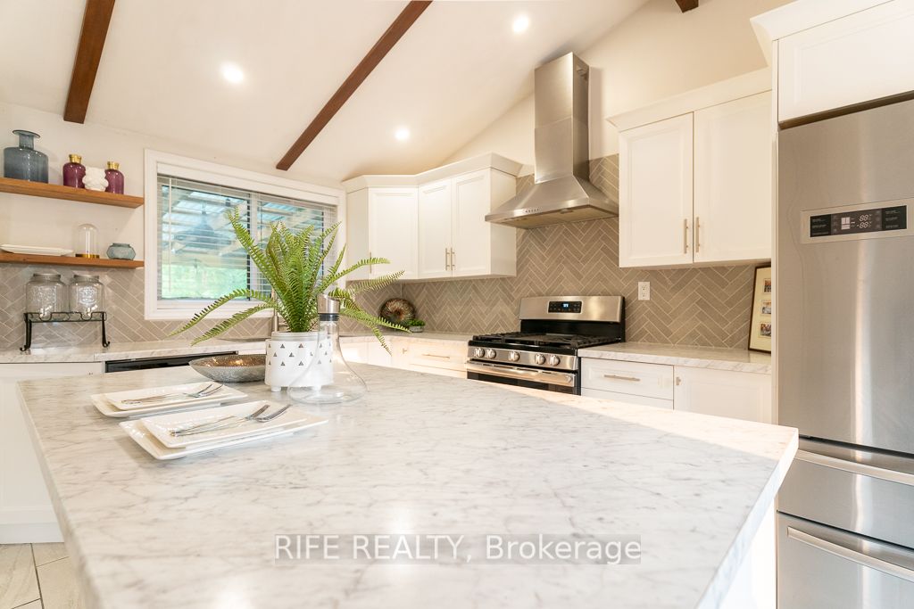 115 Everton Dr W