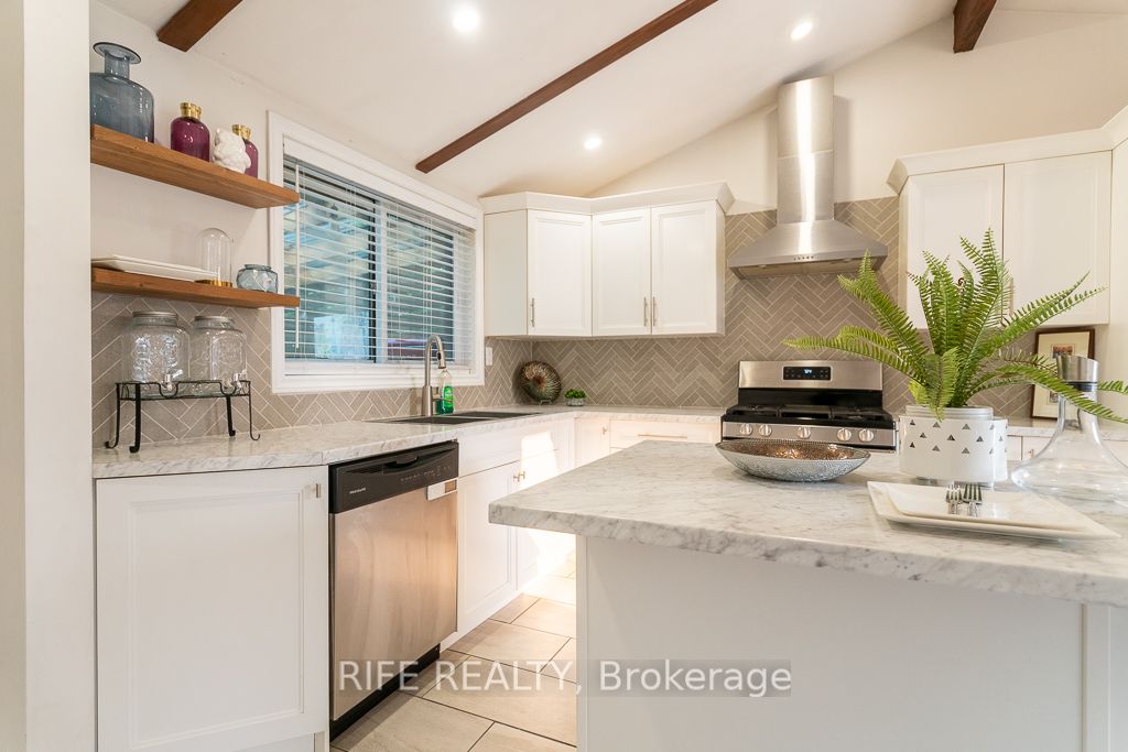 115 Everton Dr W