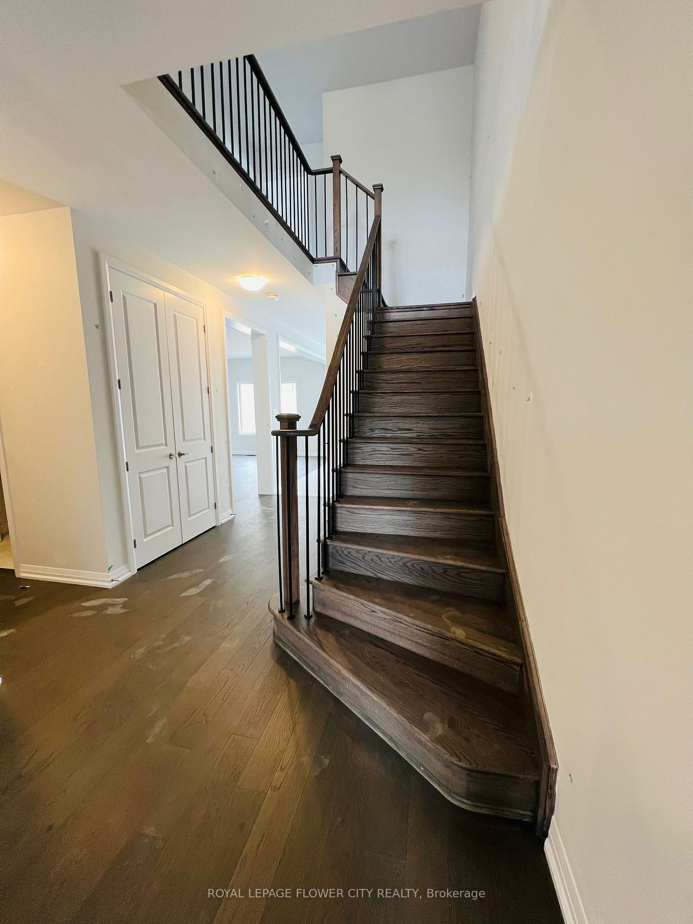 1561 Stovell Cres