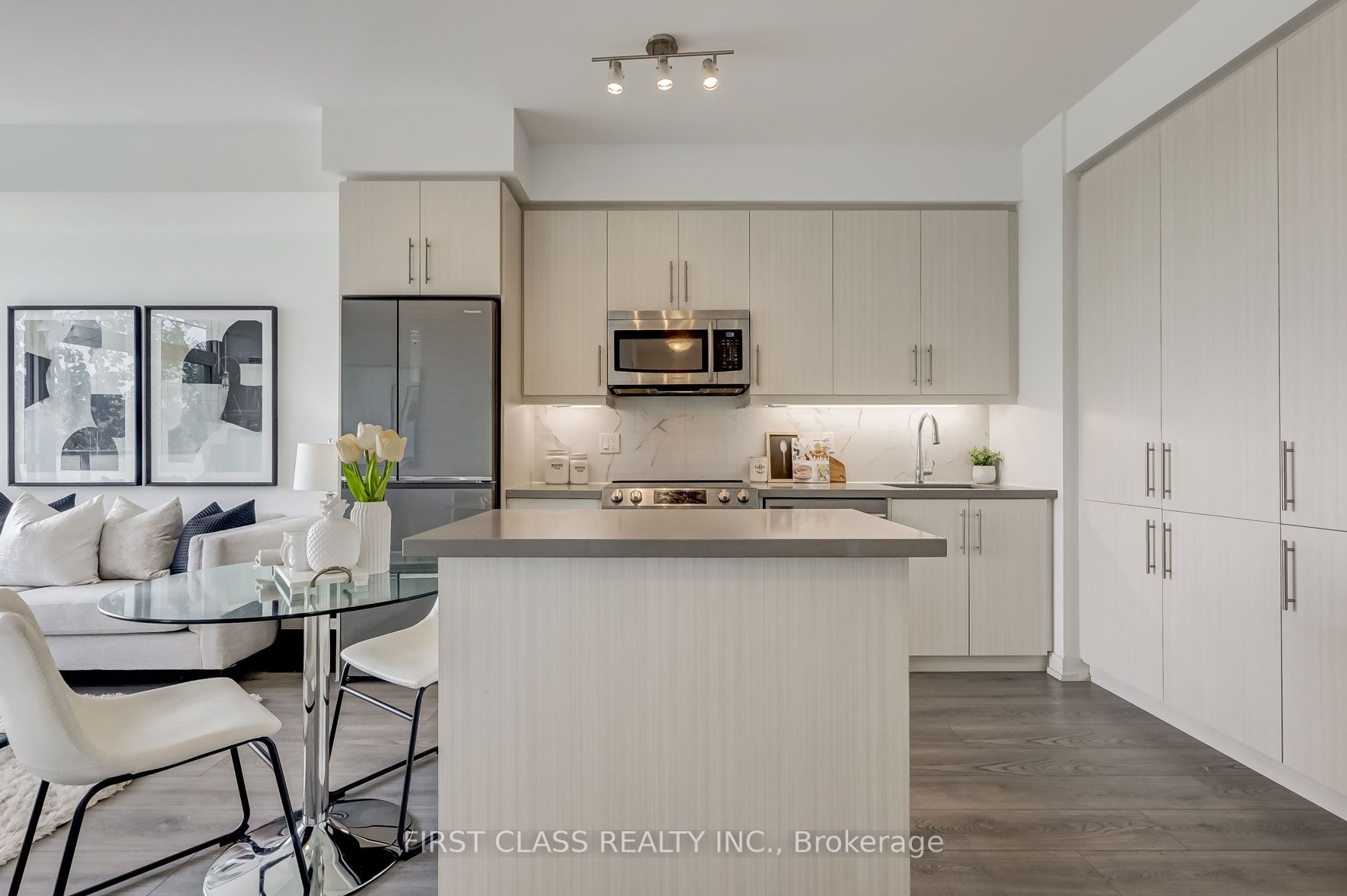 75 Oneida Cres, #305