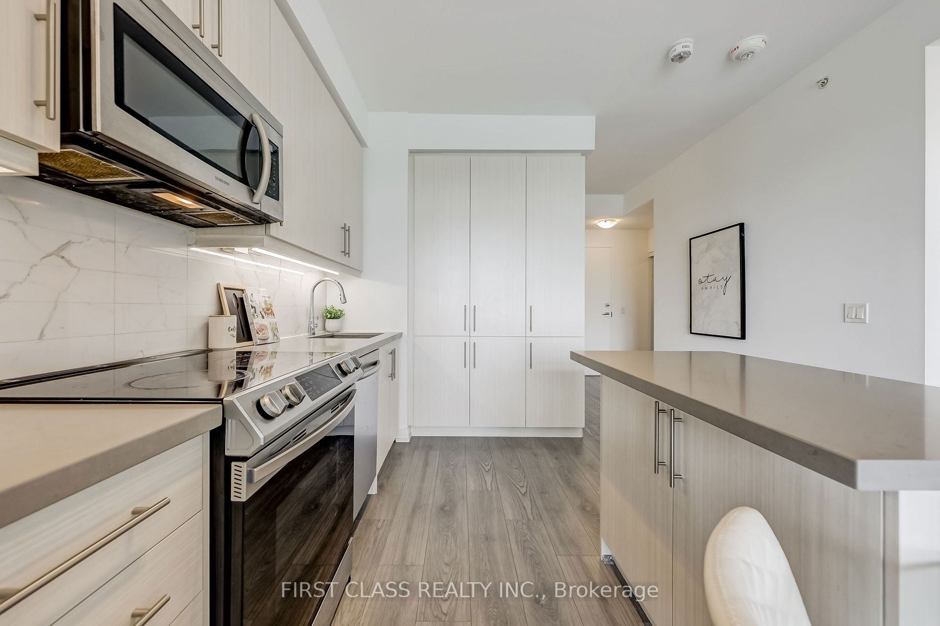 75 Oneida Cres, #305