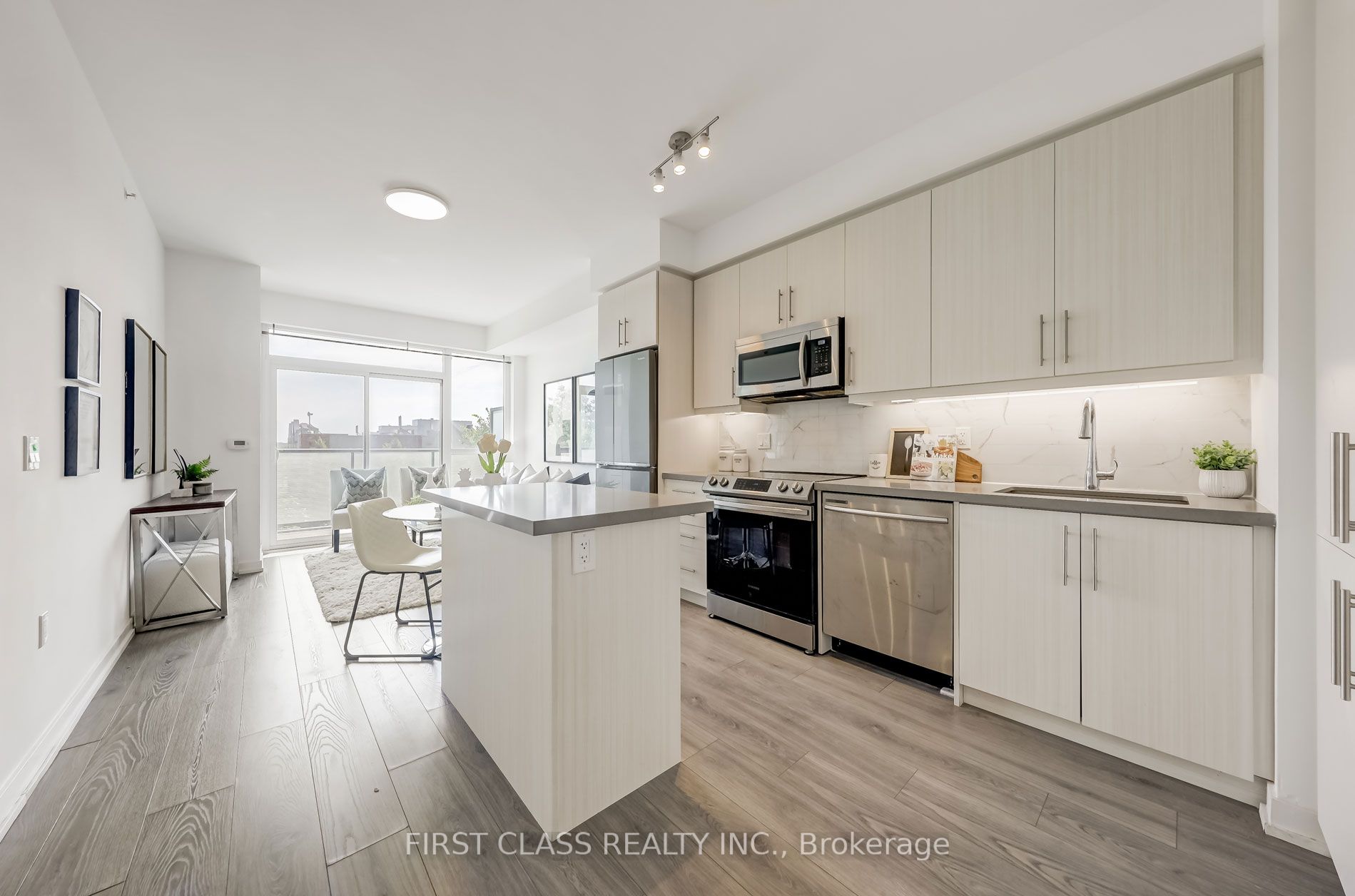 75 Oneida Cres, #305
