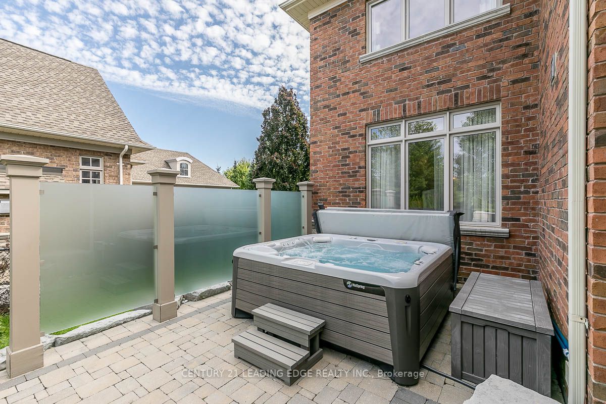 51 Country Club Cres