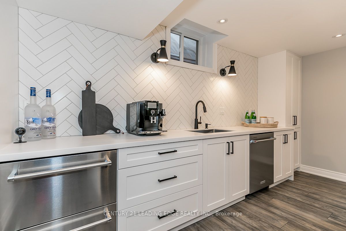 51 Country Club Cres
