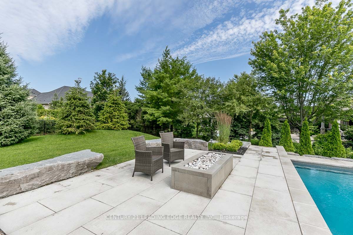 51 Country Club Cres
