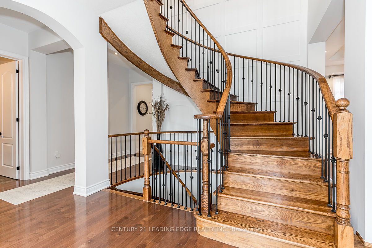 51 Country Club Cres