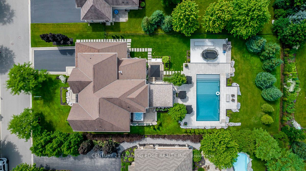51 Country Club Cres