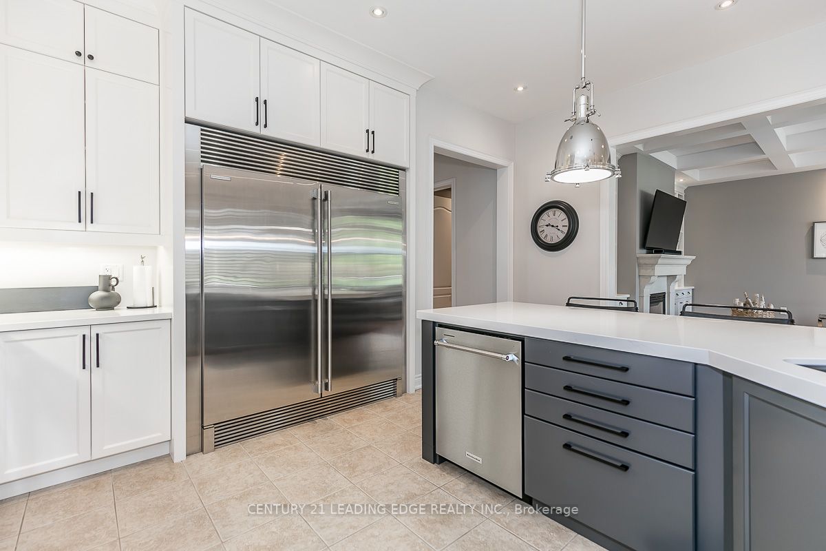 51 Country Club Cres