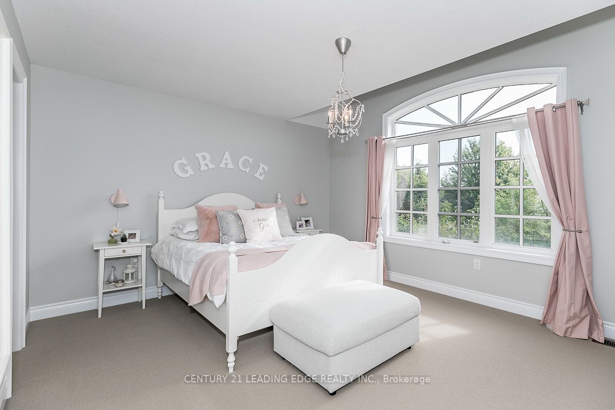 51 Country Club Cres
