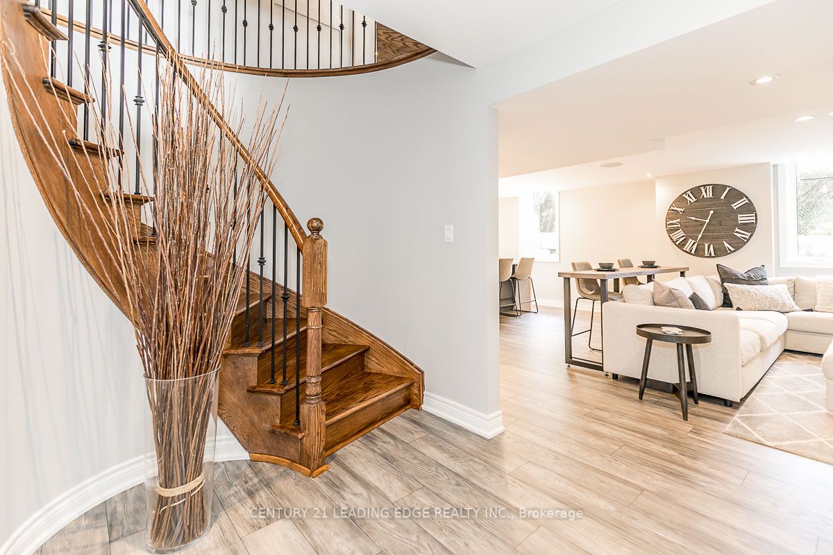 51 Country Club Cres