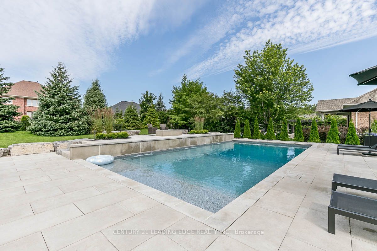 51 Country Club Cres