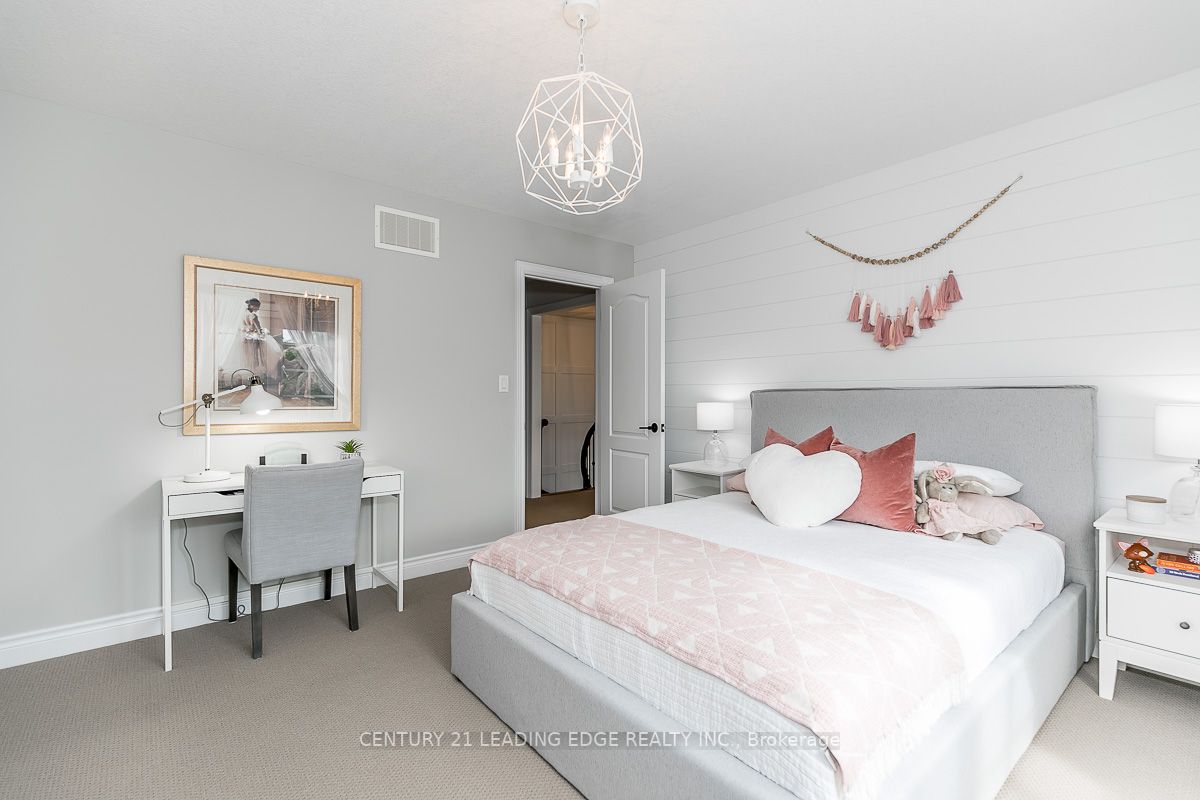 51 Country Club Cres