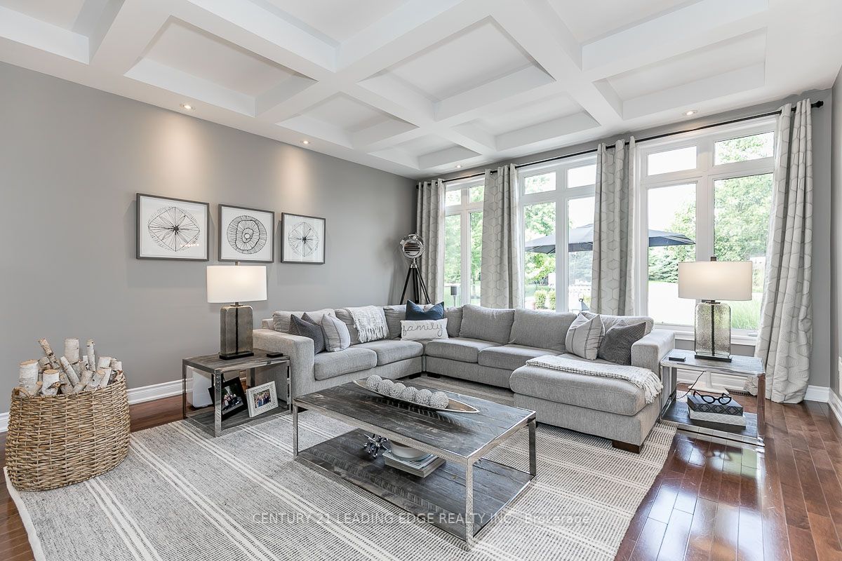 51 Country Club Cres