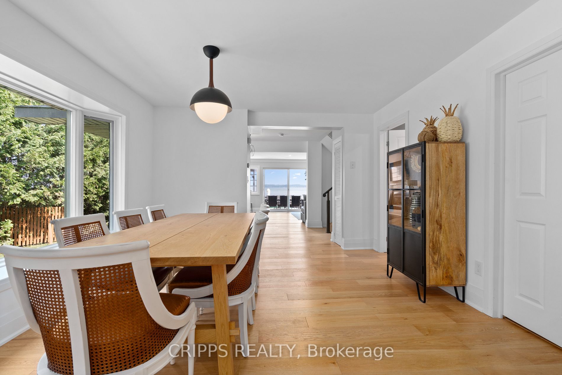 943 Barry Ave