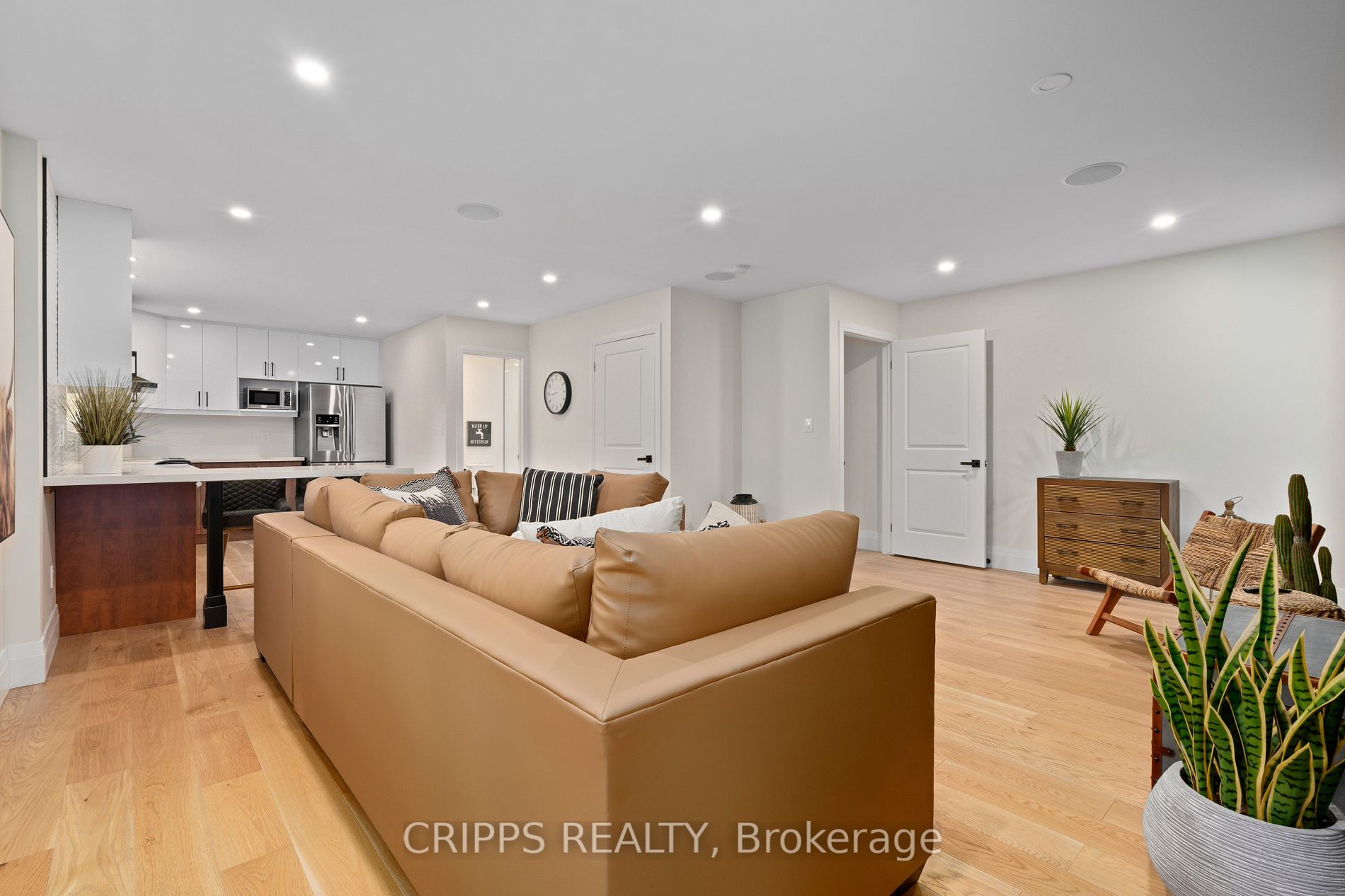 943 Barry Ave