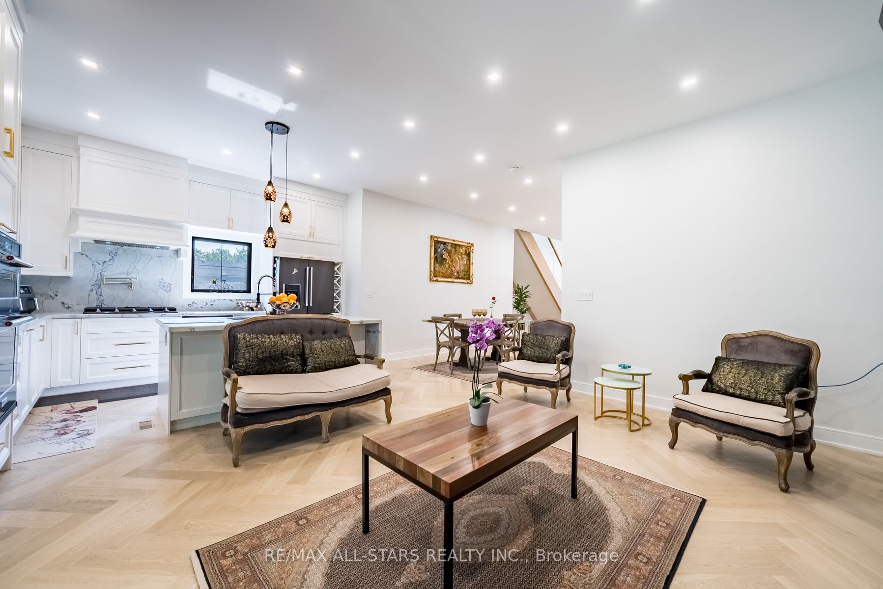 215 Bayview Avenue
