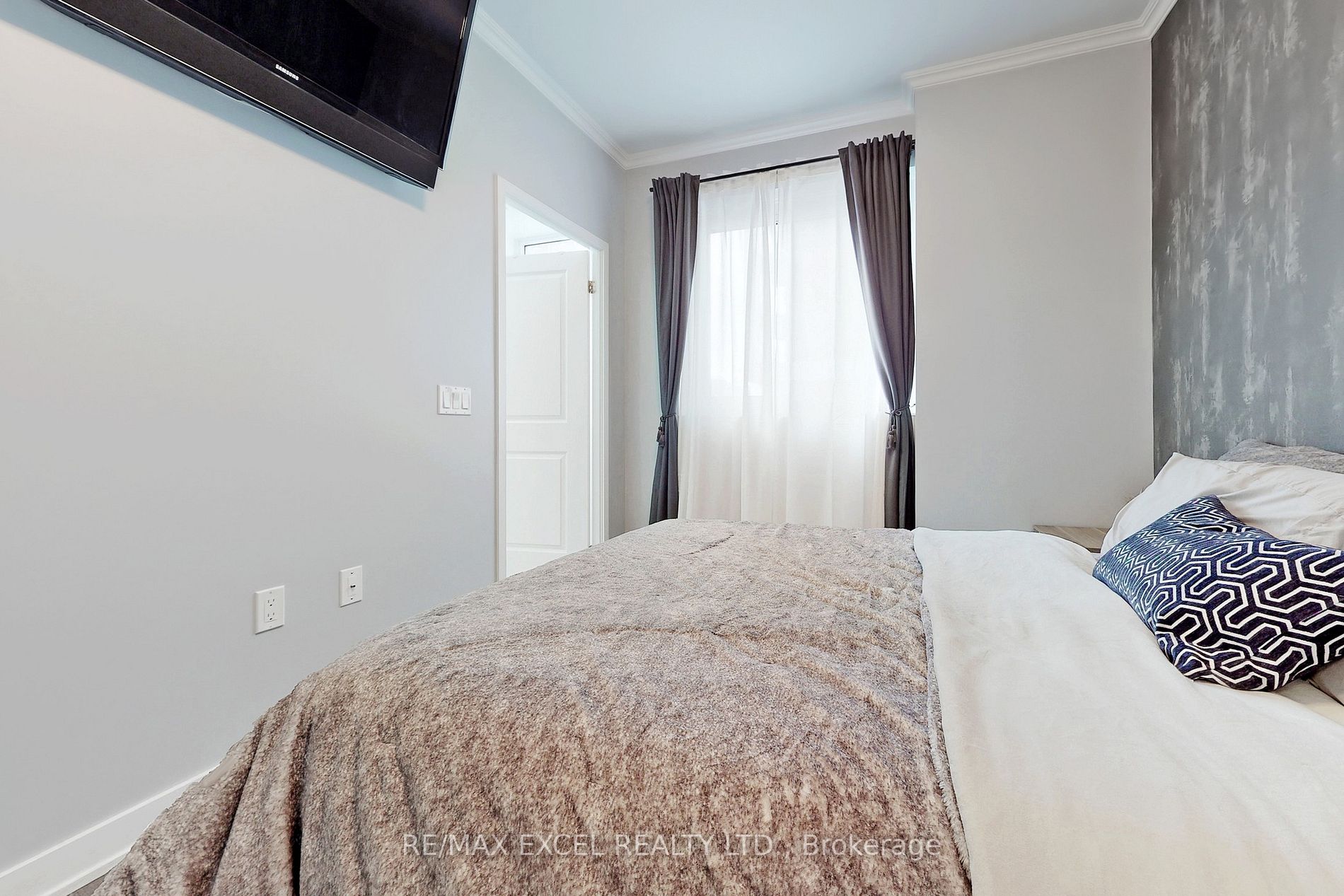 75 Oneida Crescent, #410