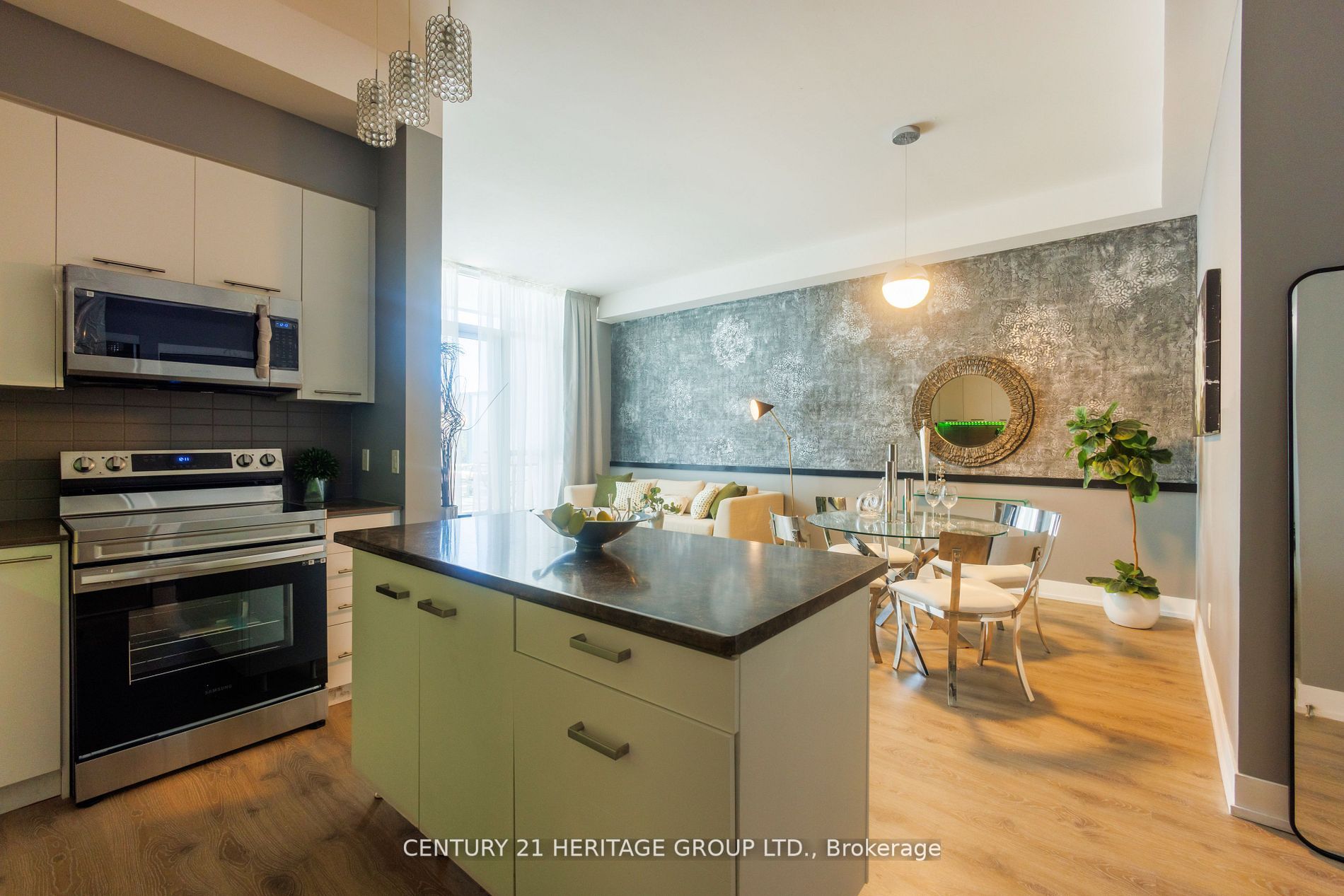 9471 Yonge Street, #213