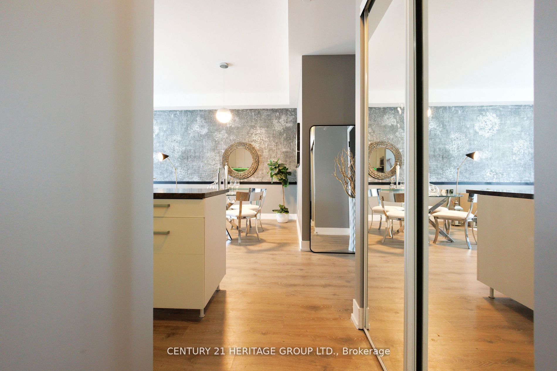 9471 Yonge Street, #213