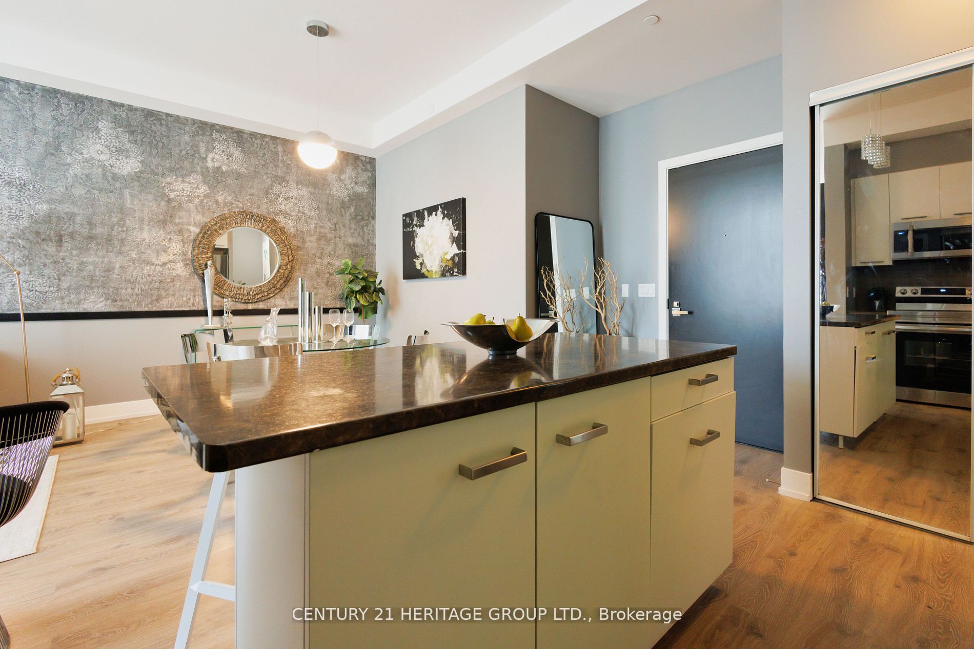 9471 Yonge Street, #213