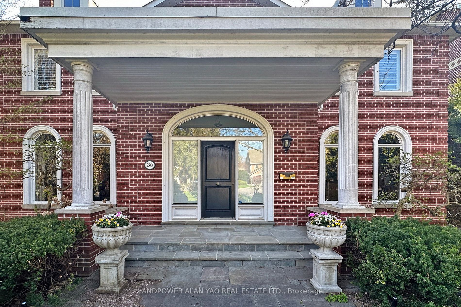 290 Main St W