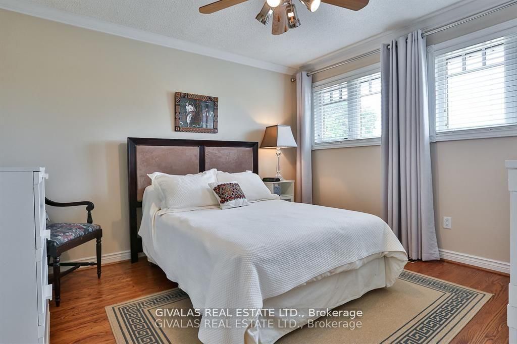 25 Sala Dr