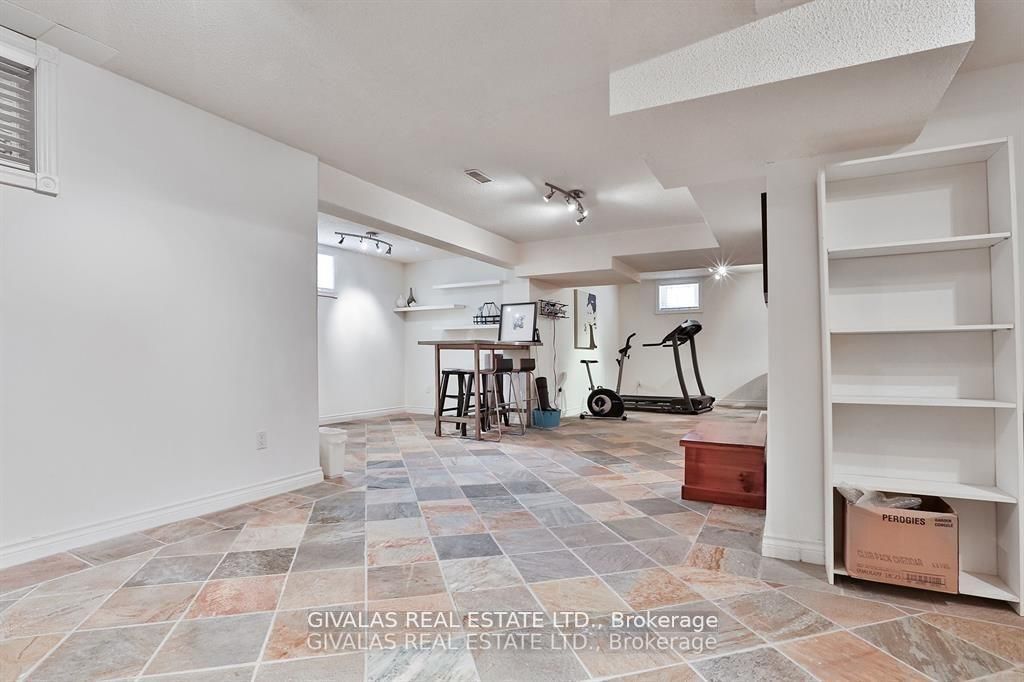 25 Sala Dr