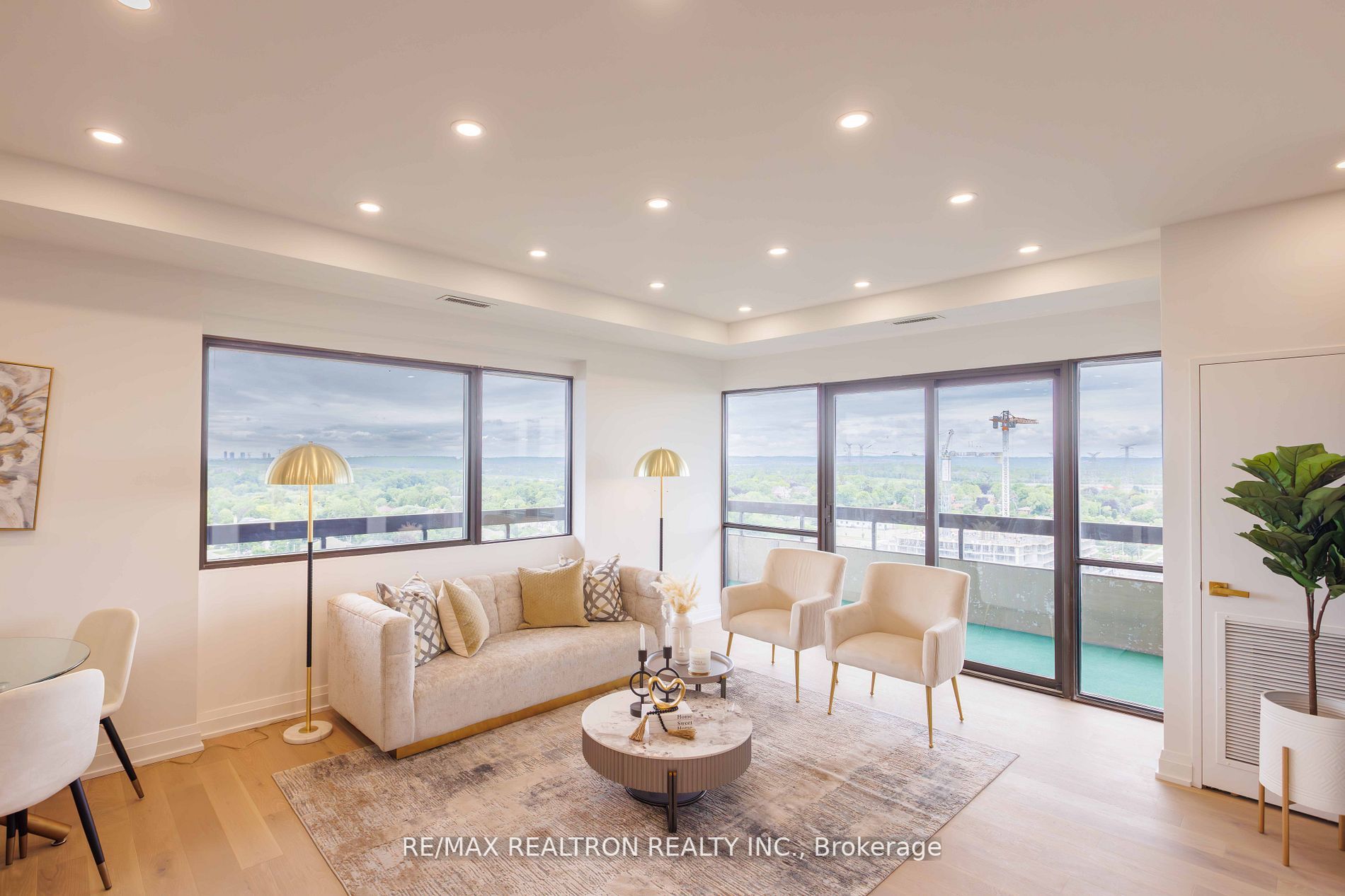 8111 Yonge St, #Ph04