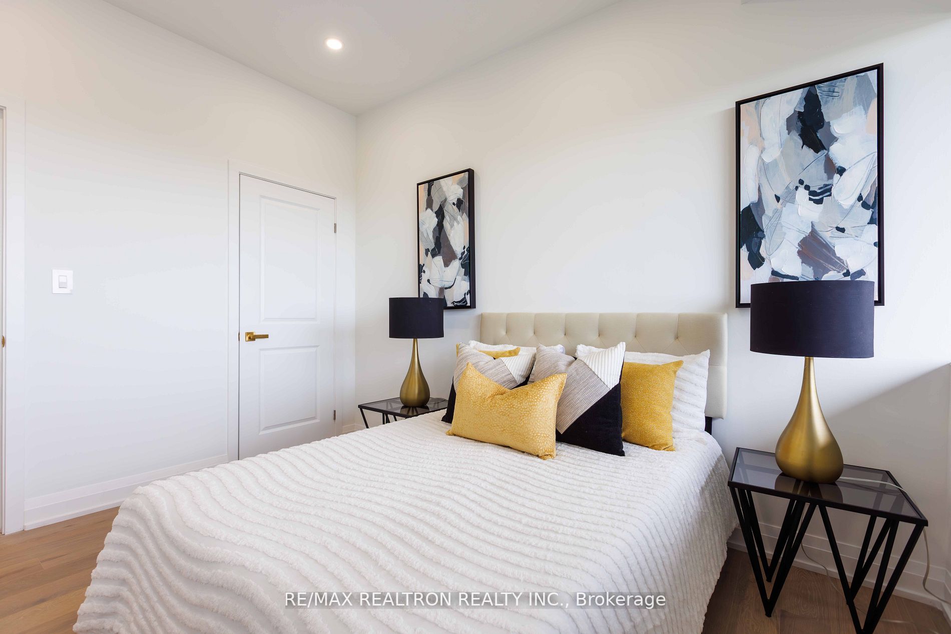 8111 Yonge St, #Ph04