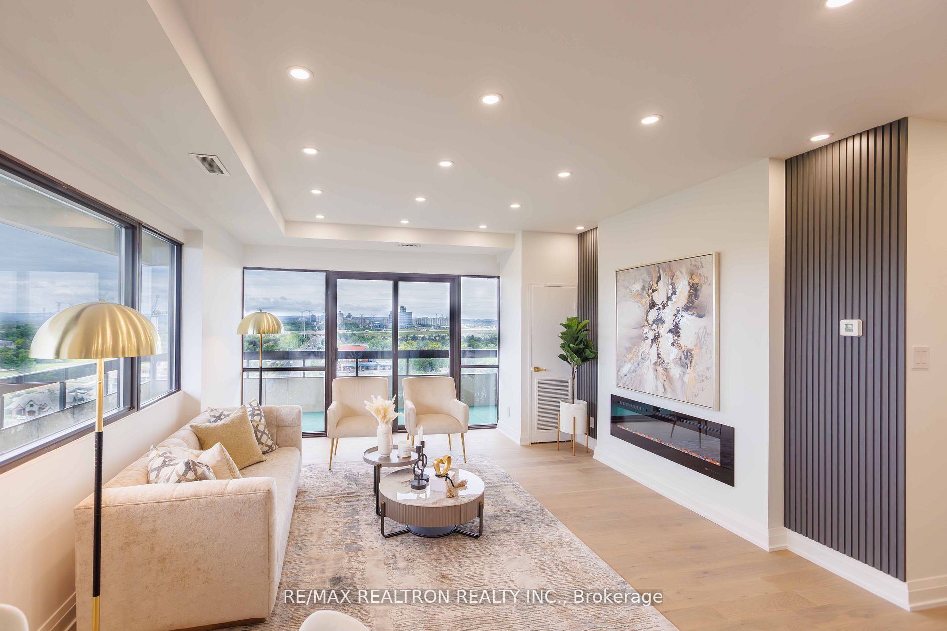 8111 Yonge St, #Ph04