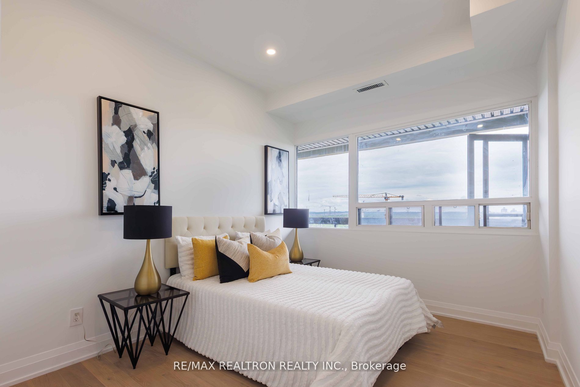 8111 Yonge St, #Ph04