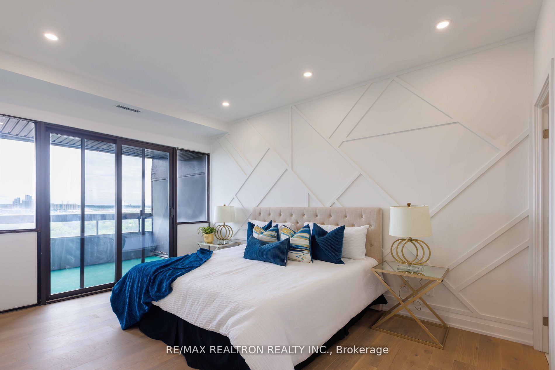 8111 Yonge St, #Ph04