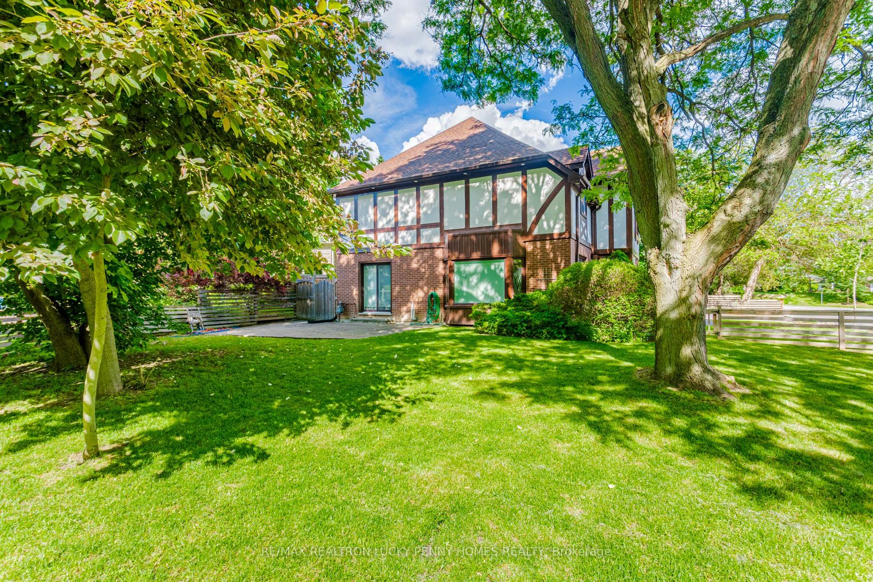 6 Village Squire Lane