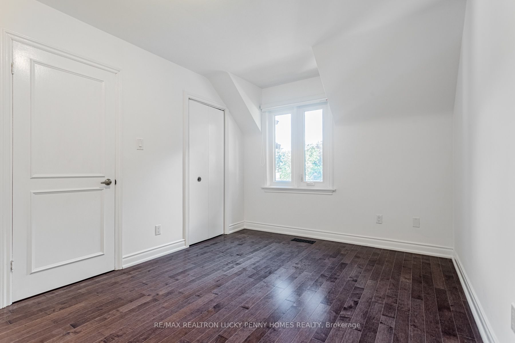 6 Village Squire Lane