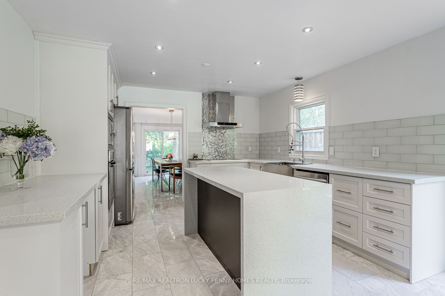 6 Village Squire Lane